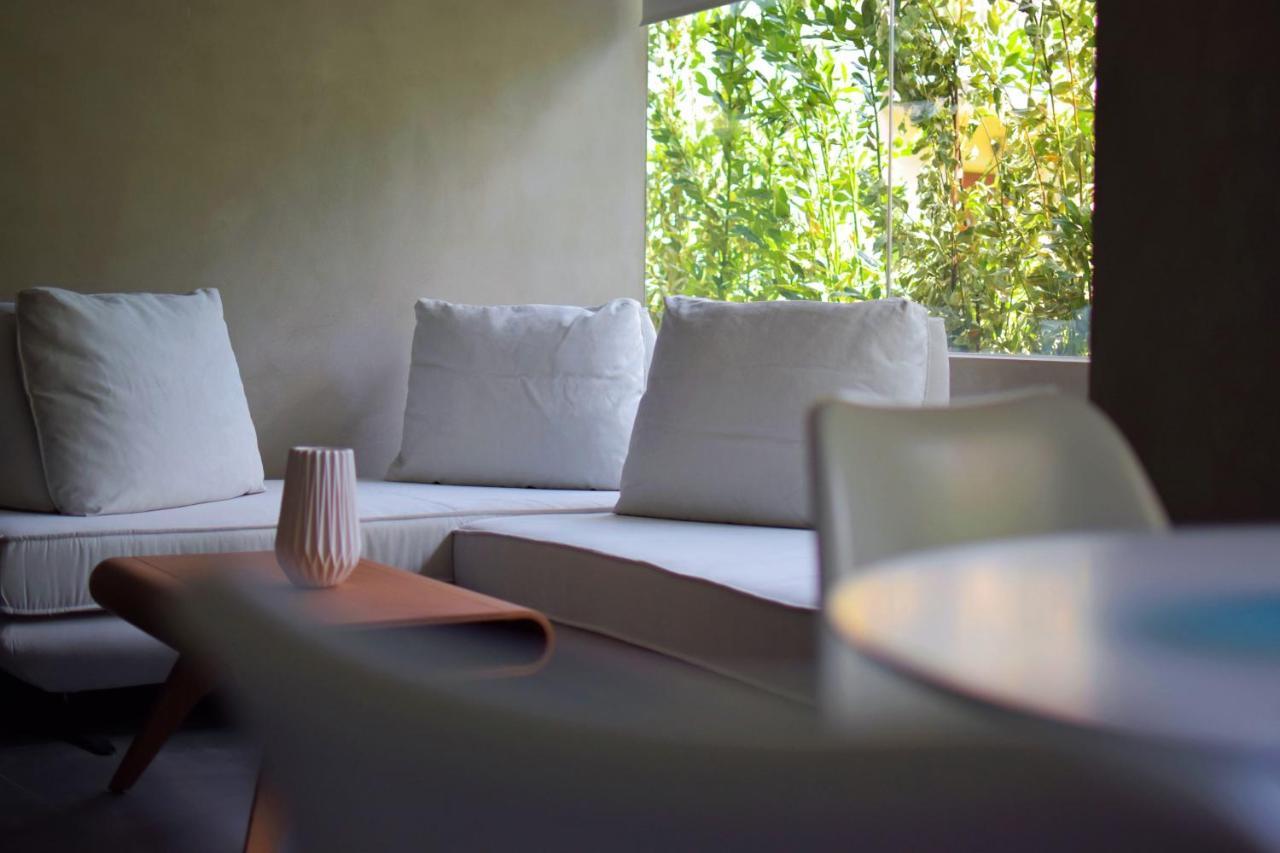 101 Adrianou Aparthotel 4*